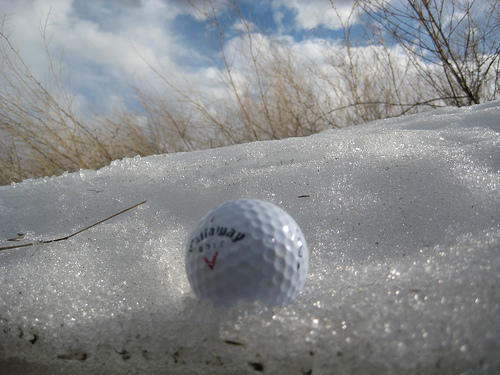 Vplyv chladného počasia na golfovú loptu